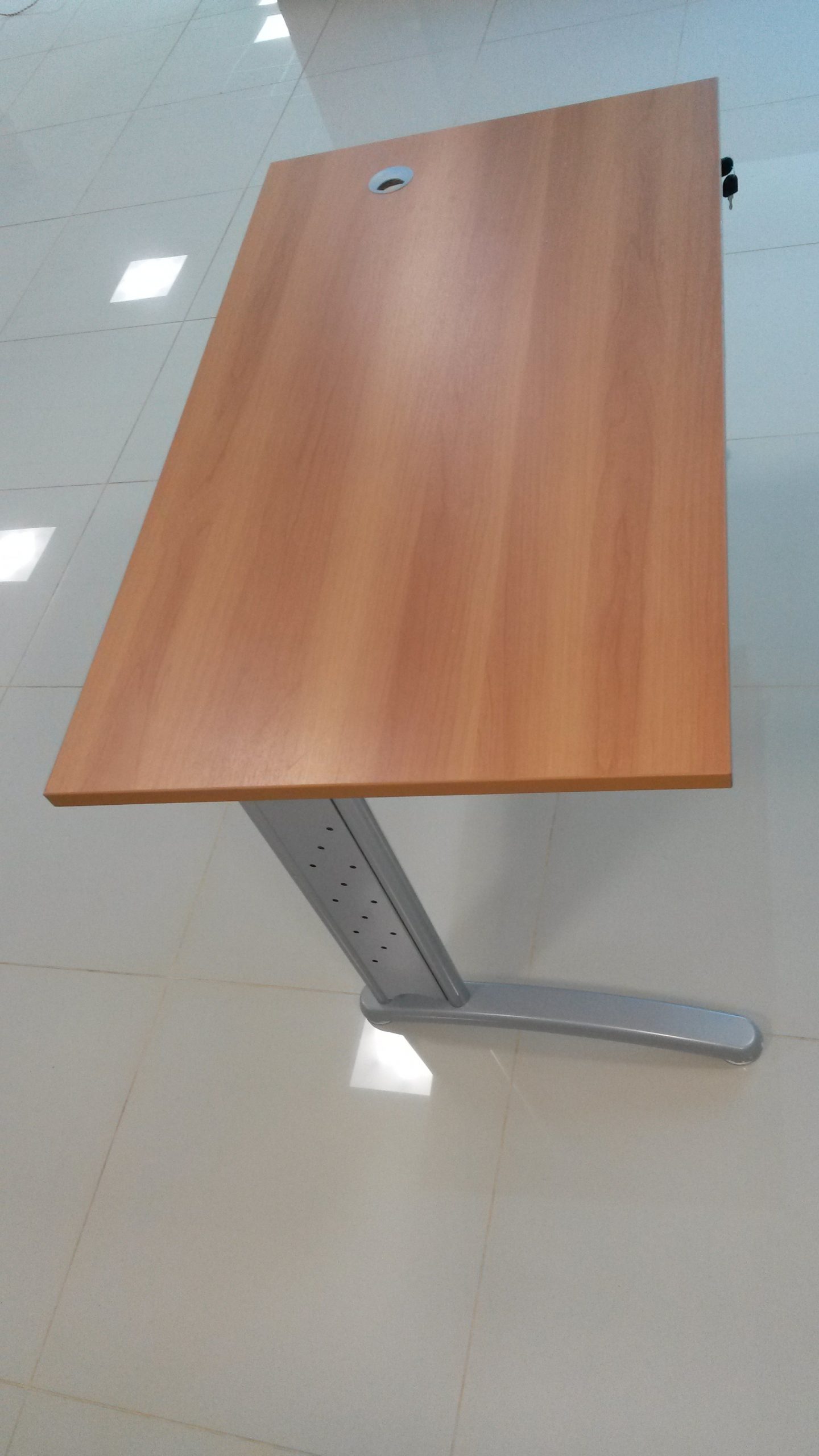 Mesa Reta Trabalho Pés em Aço